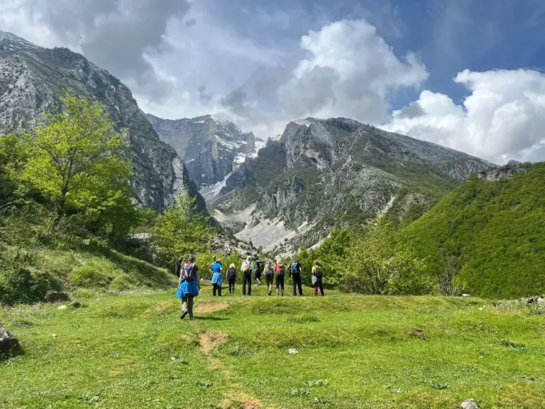 Unsere Gruppe genießt den albanischen Frühling beim Bergwandern im April
