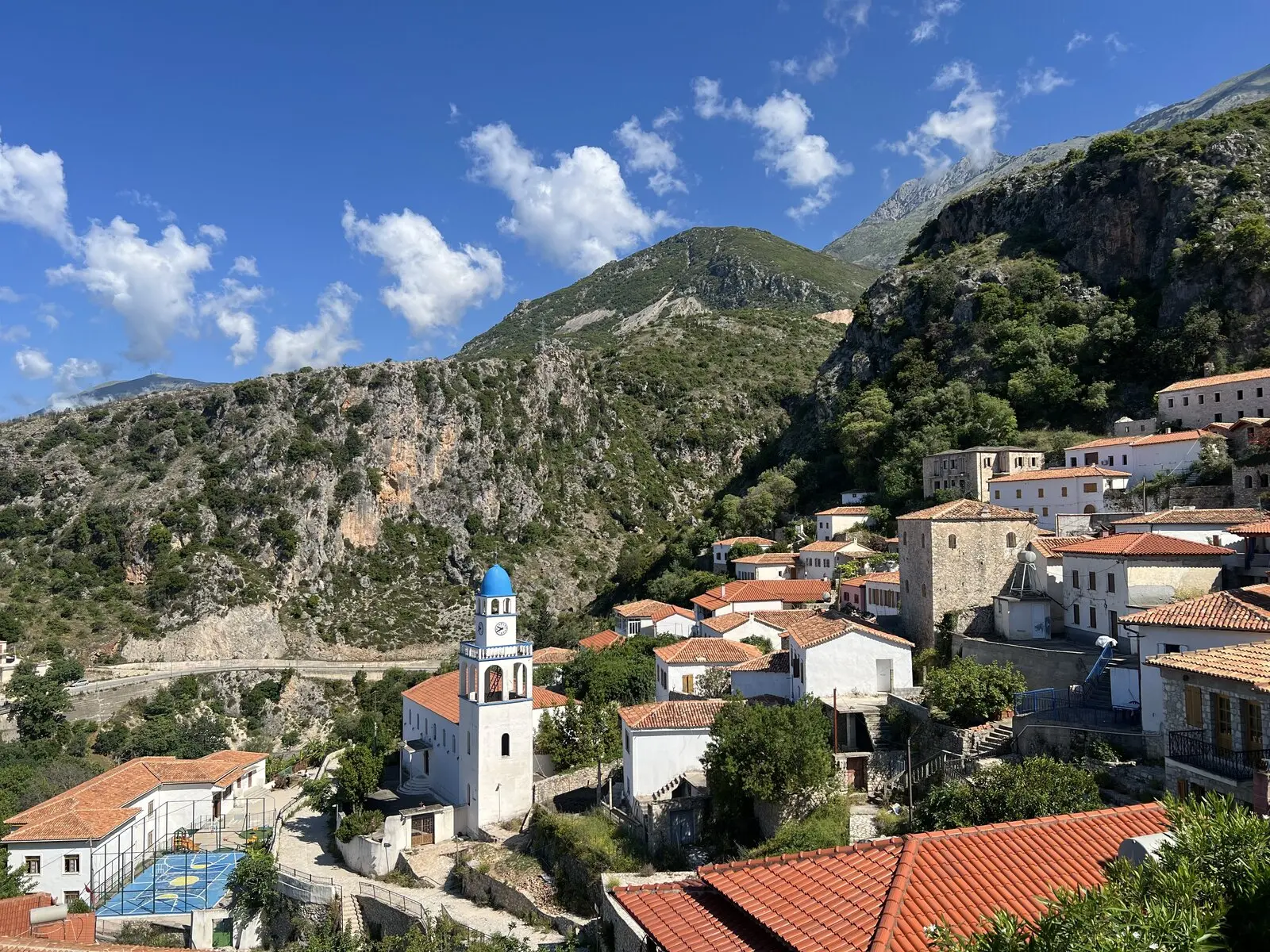 Sie wandern zum Dorf Dhermi mit seinen griechisch-orthodoxen Kirchen