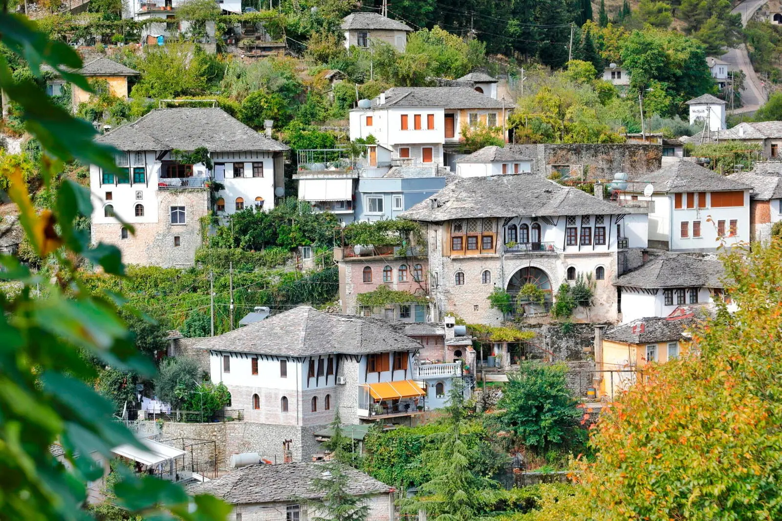 Im Anschluss an die Küste, geht es ins Landesinnere: Gjirokastra