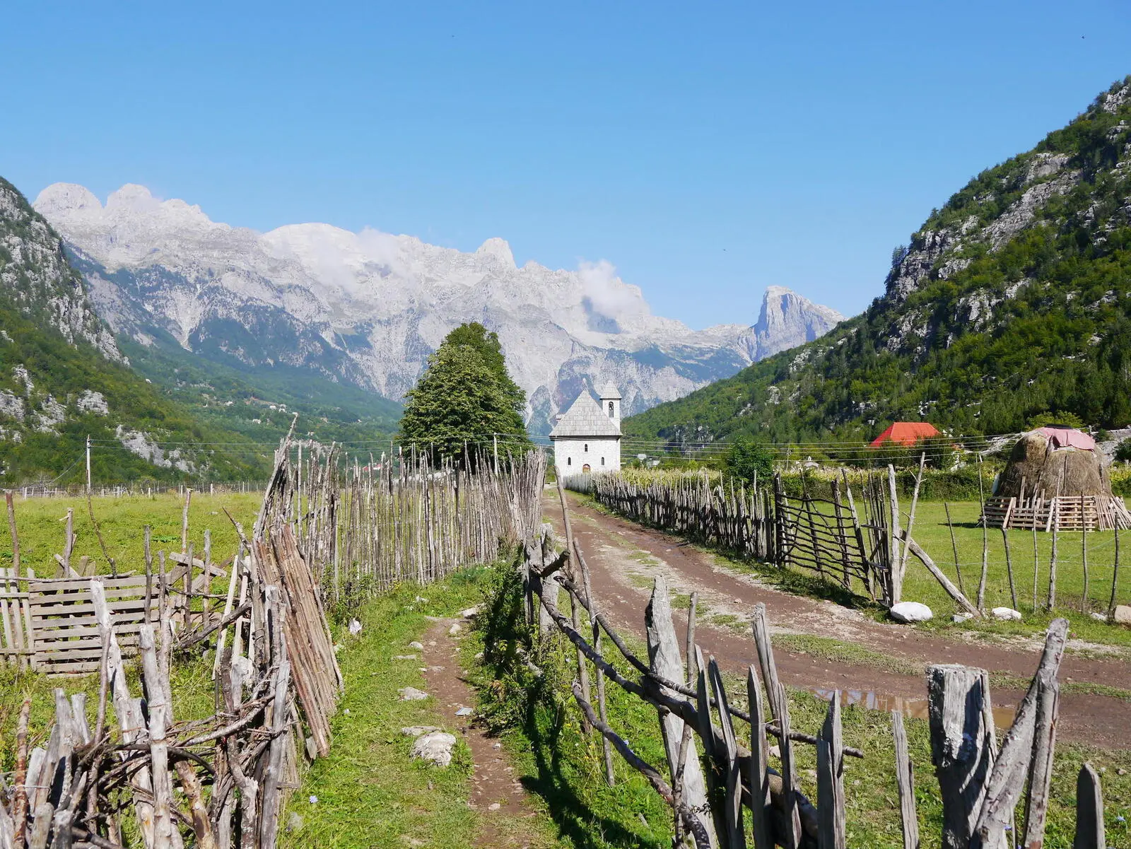 Im traditionellen nordalbanischen Dörfchen Theth