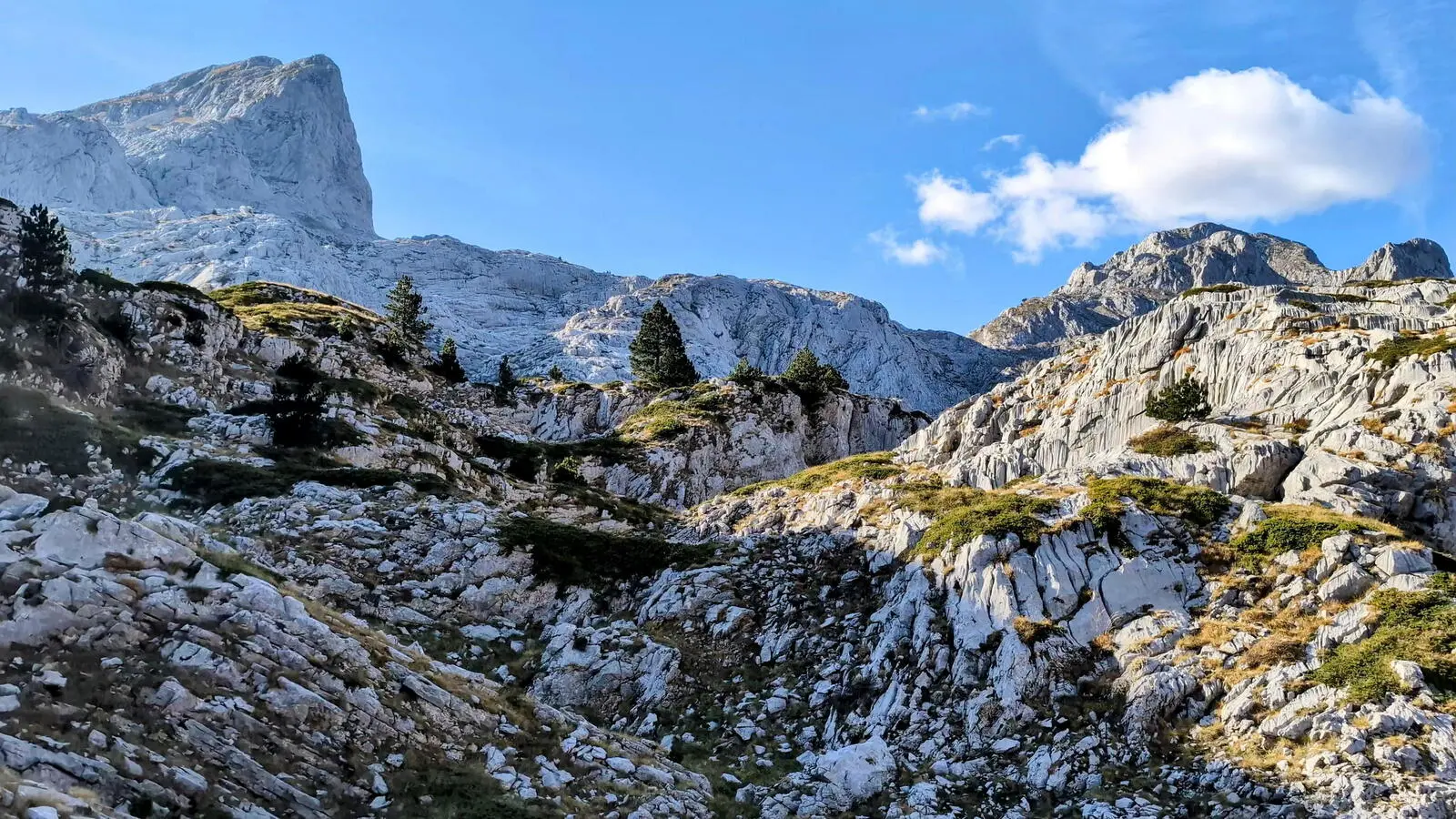 Auf schroffen Naturpfaden durch die felsigen Berge (Foto: Johannes Wirtz)
