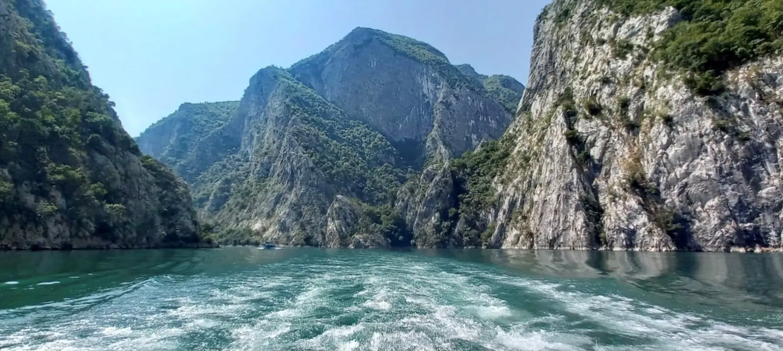 Per Fähre geht es über den Koman-Stausee