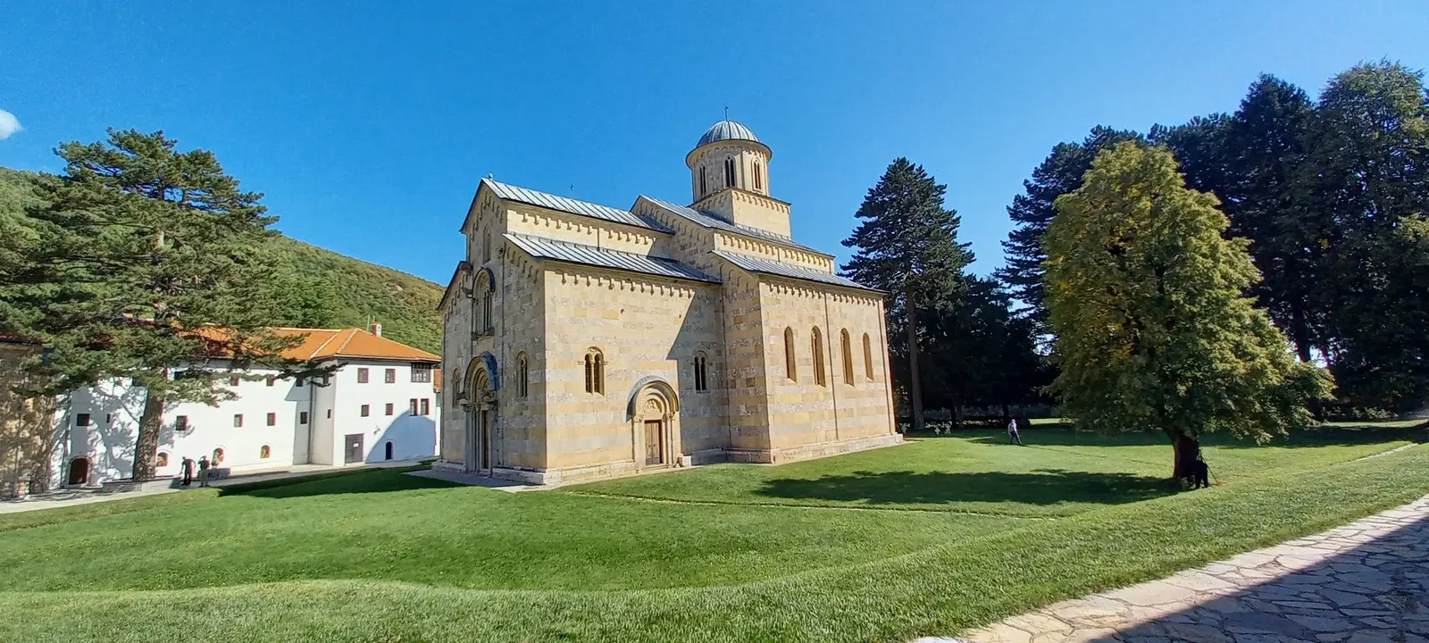 Im Kosovo besichtigen Sie das UNESCO-geschützte Dečani-Kloster