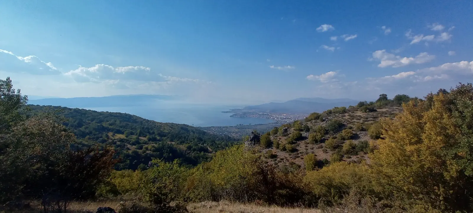 Der Ohridsee ist bei vielen Wanderungen immer im Blick