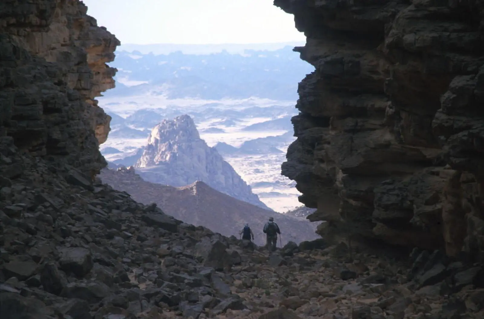 Blick vom Plateau zu Felsen und Sandfeldern der Tassili N`Ajjer-Ausläufer.