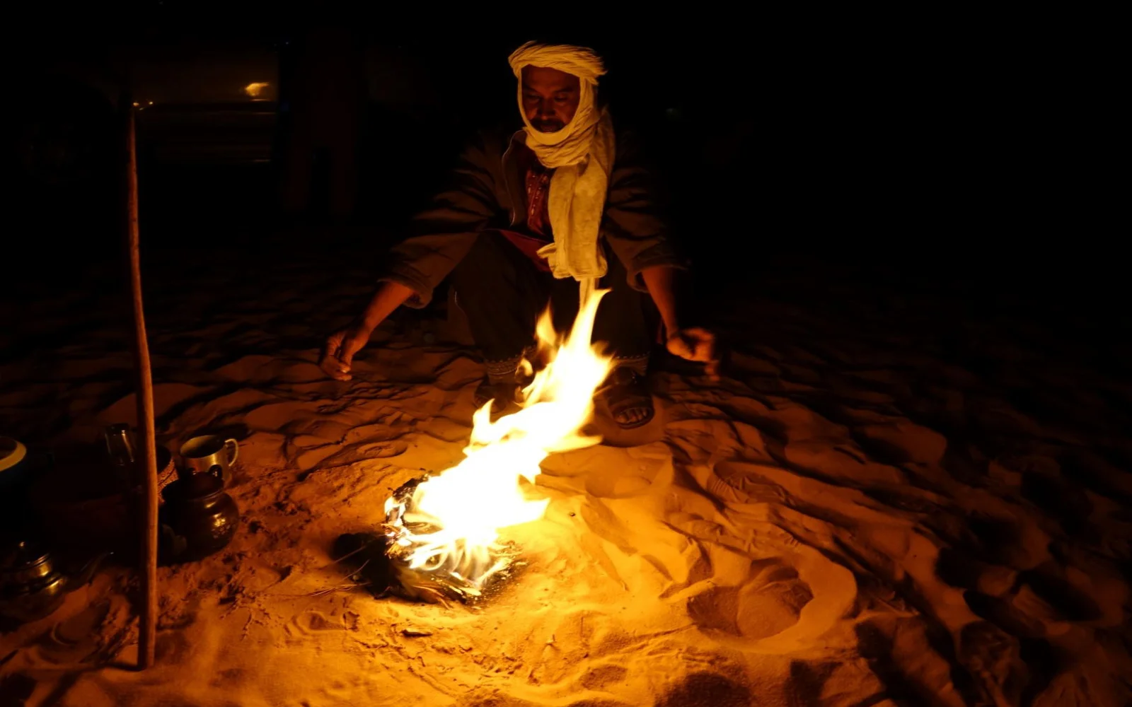 Abends gemeinsam mit den Tuareg und einer Tasse Tee am Feuer sitzen