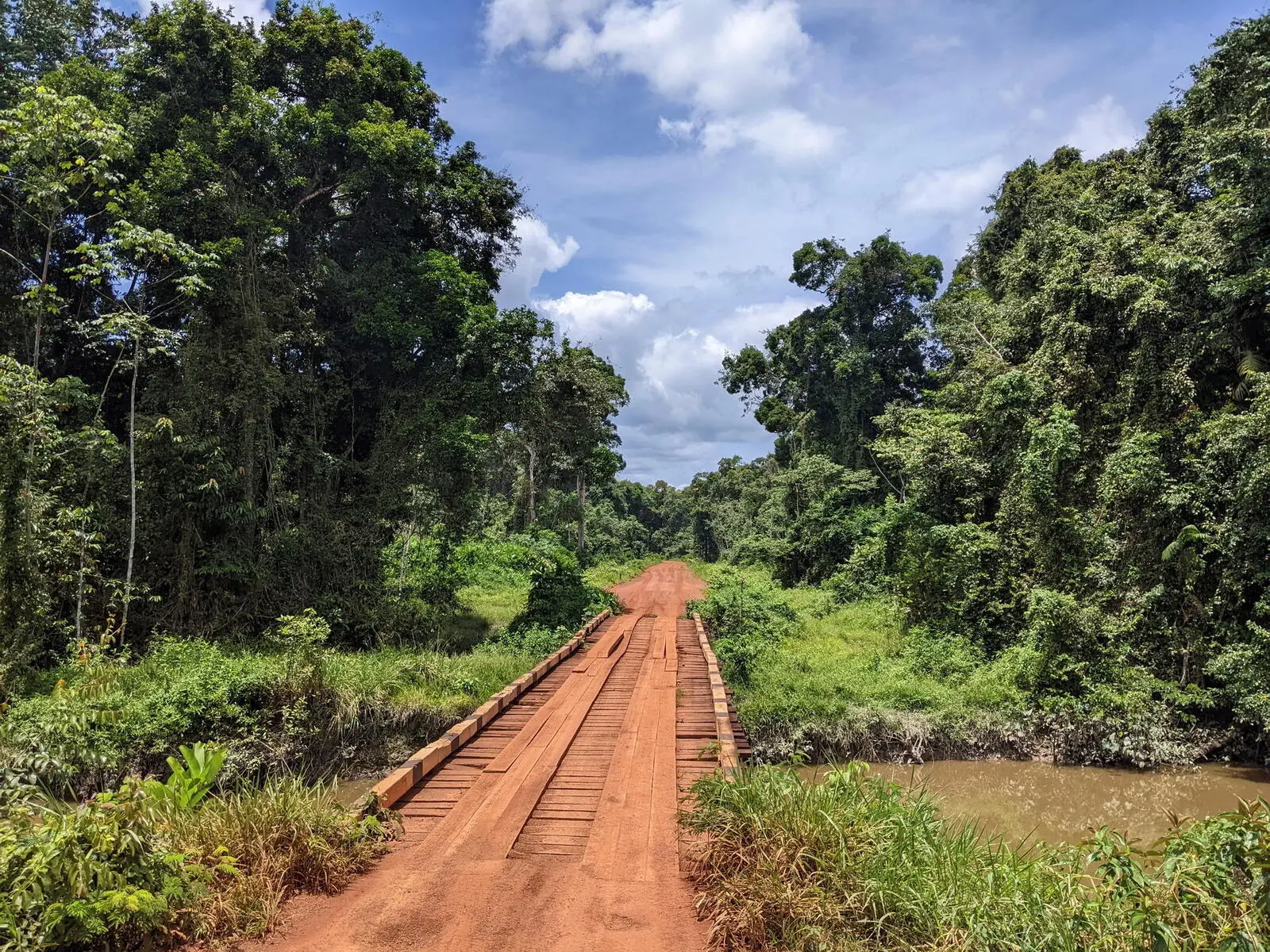 Mit Booten, zu Fuß und mit Jeeps erkunden Sie das Hinterland von Guyana.