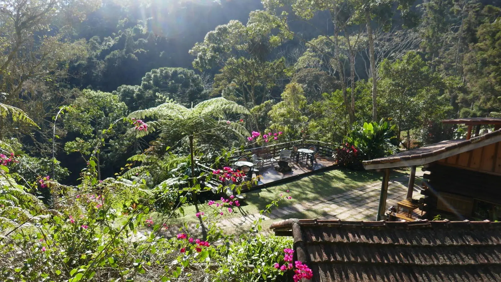 Die Lodge befindet sich in atemberaubender Kulisse, Mitten im Regenwald und nicht weit entfernt von Rio