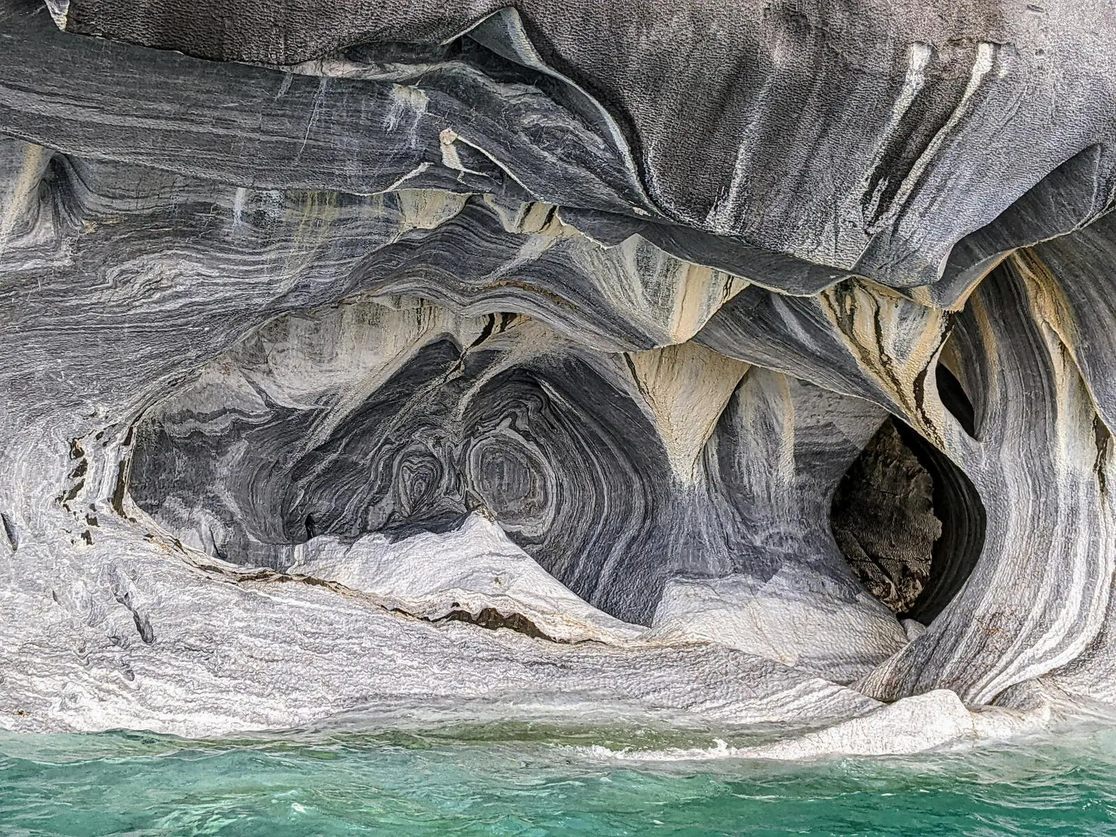 Atemberaubendes Naturphänomen in den Marmorhöhlen im Lago General Carrera