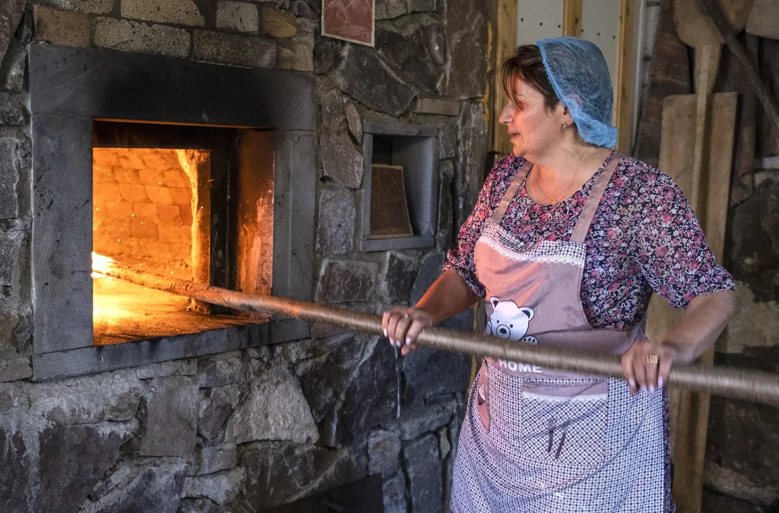 Einblicke in den armenischen Alltag, wie hier beim Brot backen