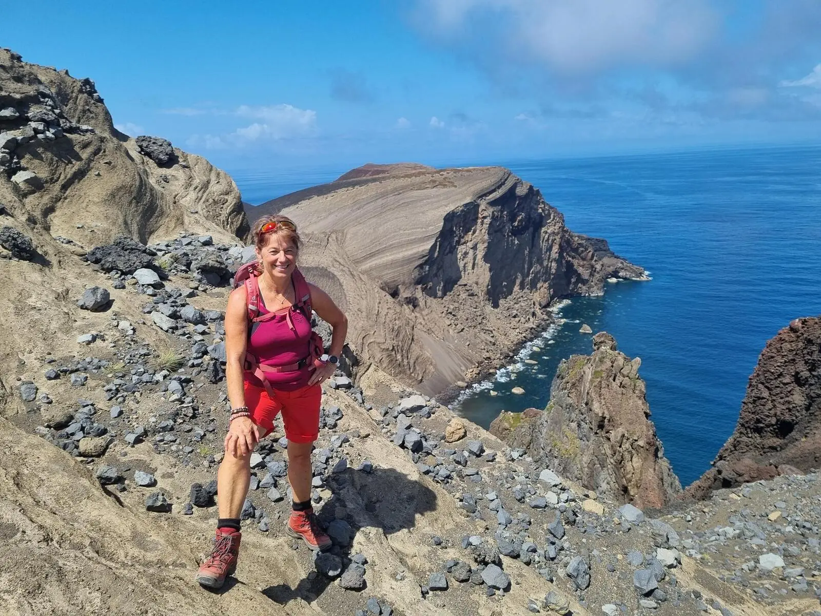 Faszinierend ist die Wanderung entlang der bizarren Mondlandschaft.