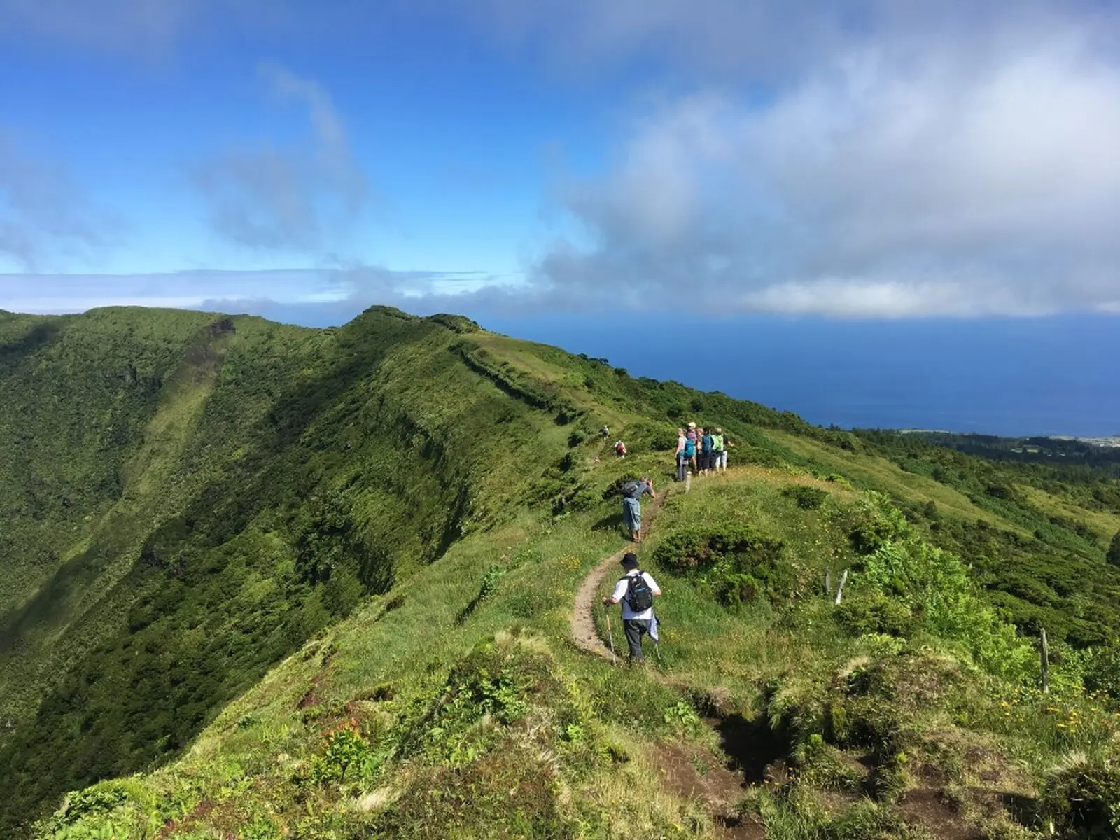 Wanderung entlang der beeindruckenden Caldeira do Faial.