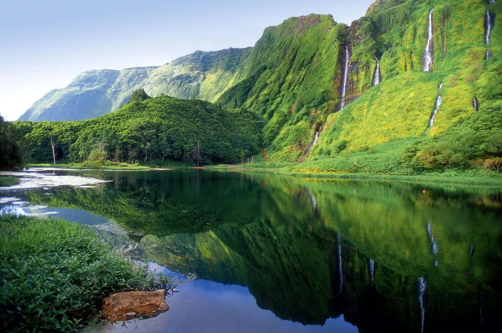 Verwunschene Landschaften zeichnen die Insel Flores aus:  hier der Kratersee Patas