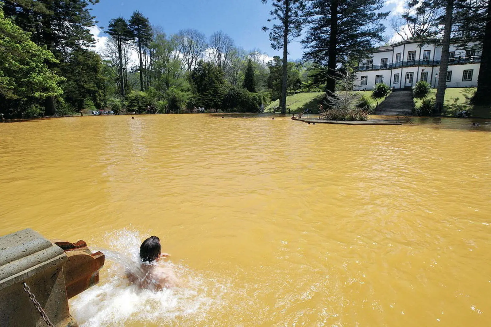Die Thermalquellen im "Terra Nostra"-Park laden zum Baden ein
