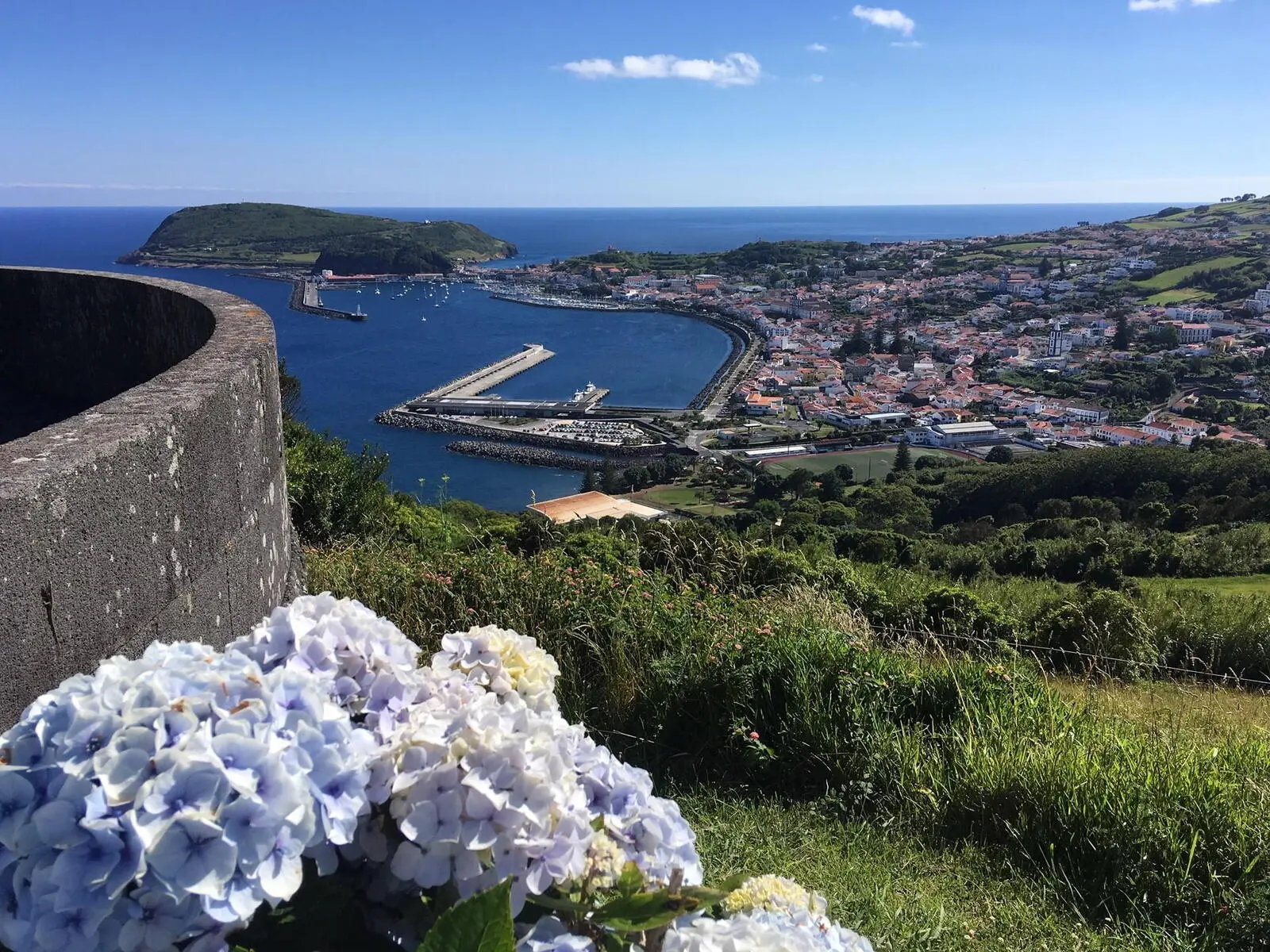 Mit der Fähre erreichen Sie von Pico aus bequem die Nachbarinsel Faial und erkunden die geschichtsträchtige Inselhauptstadt Horta
