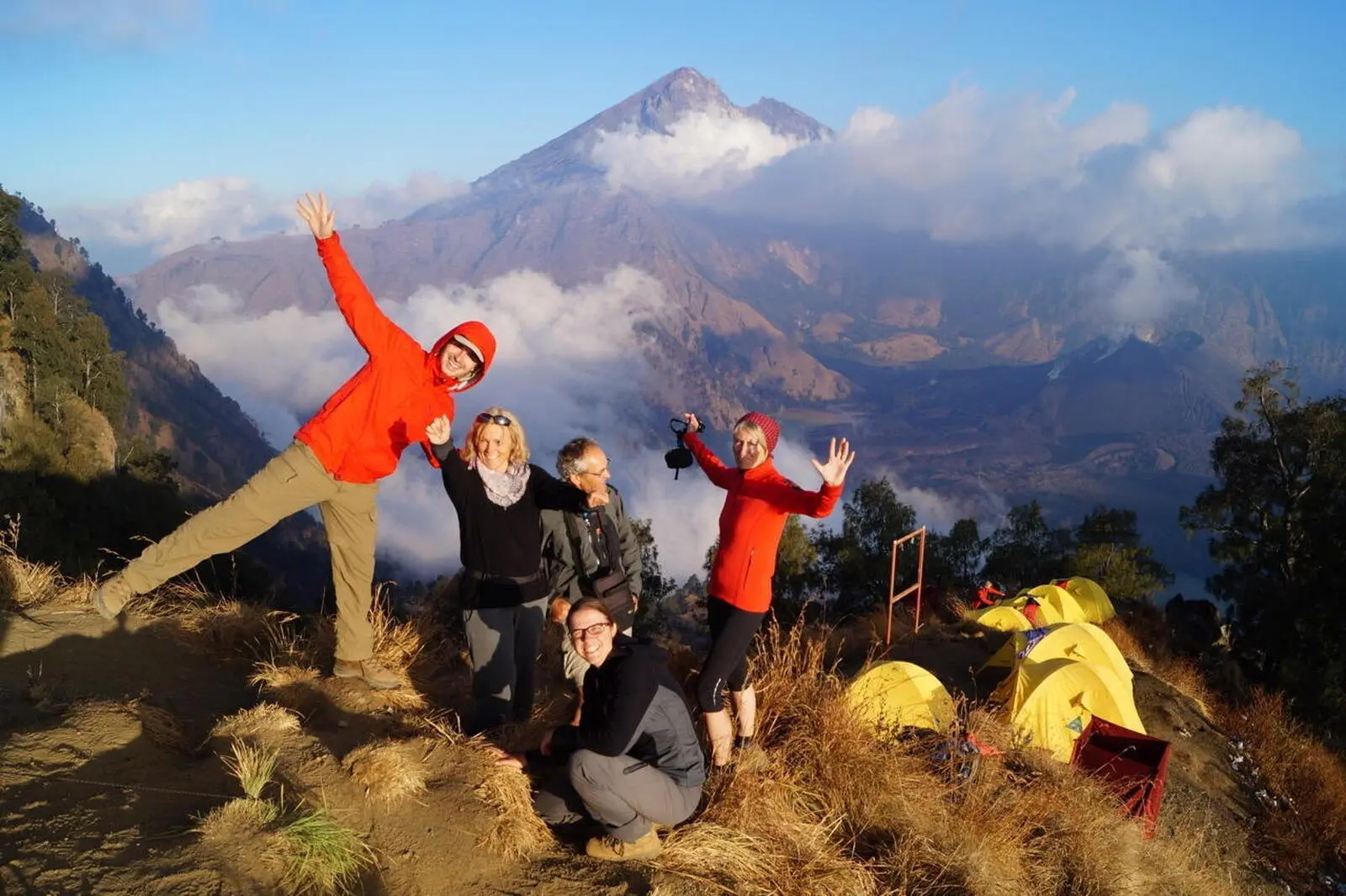 Erster spektakulärer Ausblick vom Camp auf den Gipfel des Rinjani und den Kratersee 