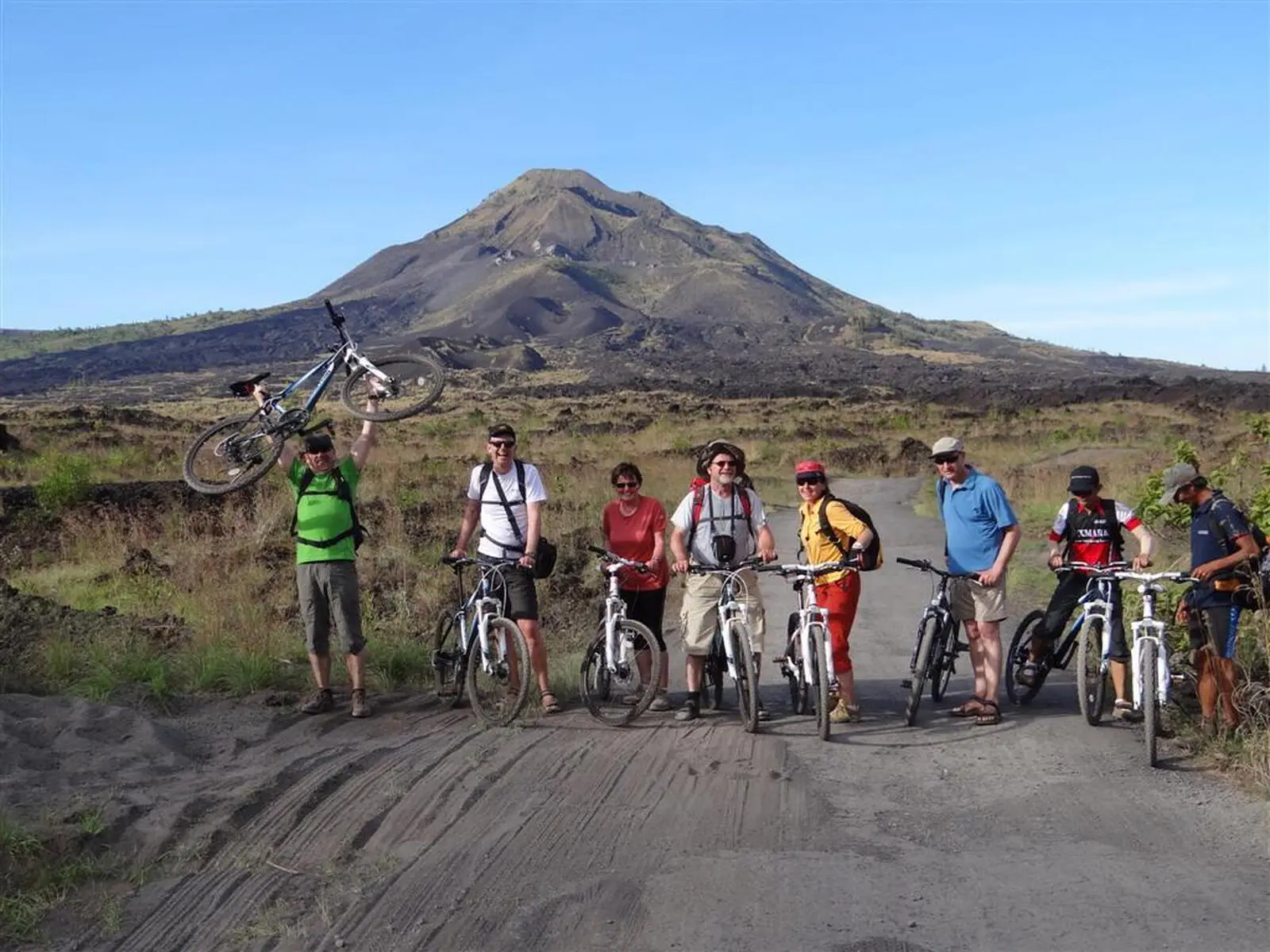 Die Umrundung des Gunung Batur auf Bali vollenden Sie – nach Wanderung und Bootstour – mit dem Rad