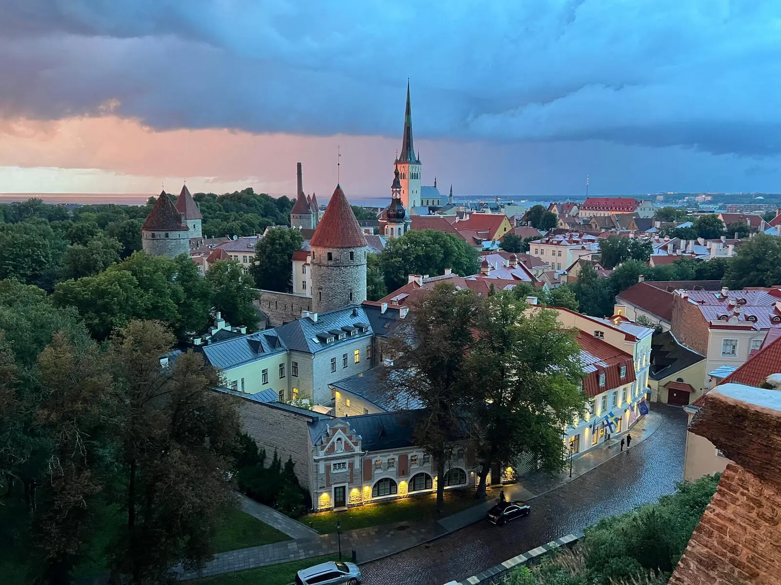 Die Reise beginnt und endet im mittelalterlichen und zugleich modernen Tallinn.(Foto: Daniel Zipper)