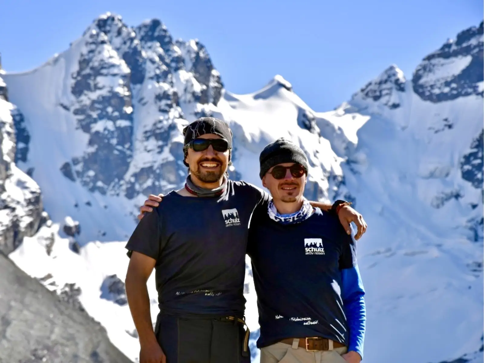 Vor-Ort-Partner Bastian Müller und Reiseleiter Pedro im Herzen der Anden