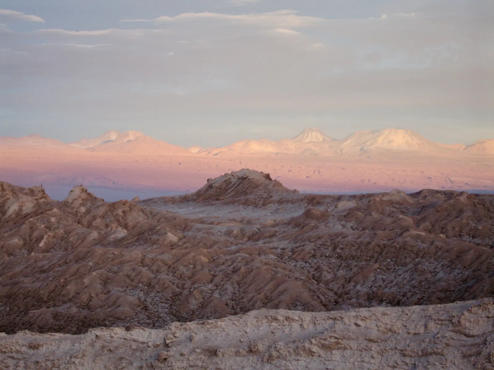 Sonnenuntergang in der Atacama-Wüste mit Andengipfeln am Horizont