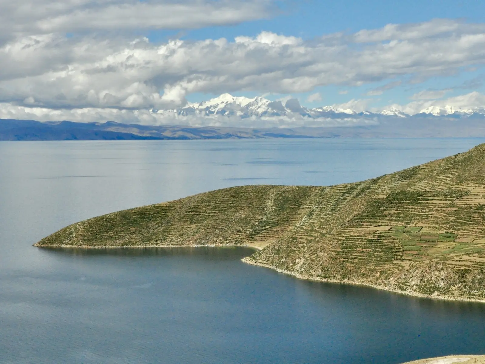 Blick vom Titicacasee zur schneebedeckten Königskordillere in Bolivien