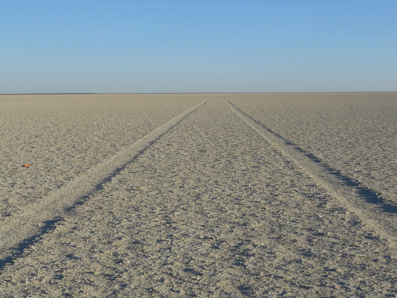Unendliche Weite in der Makgadikgadi-Salzpfanne