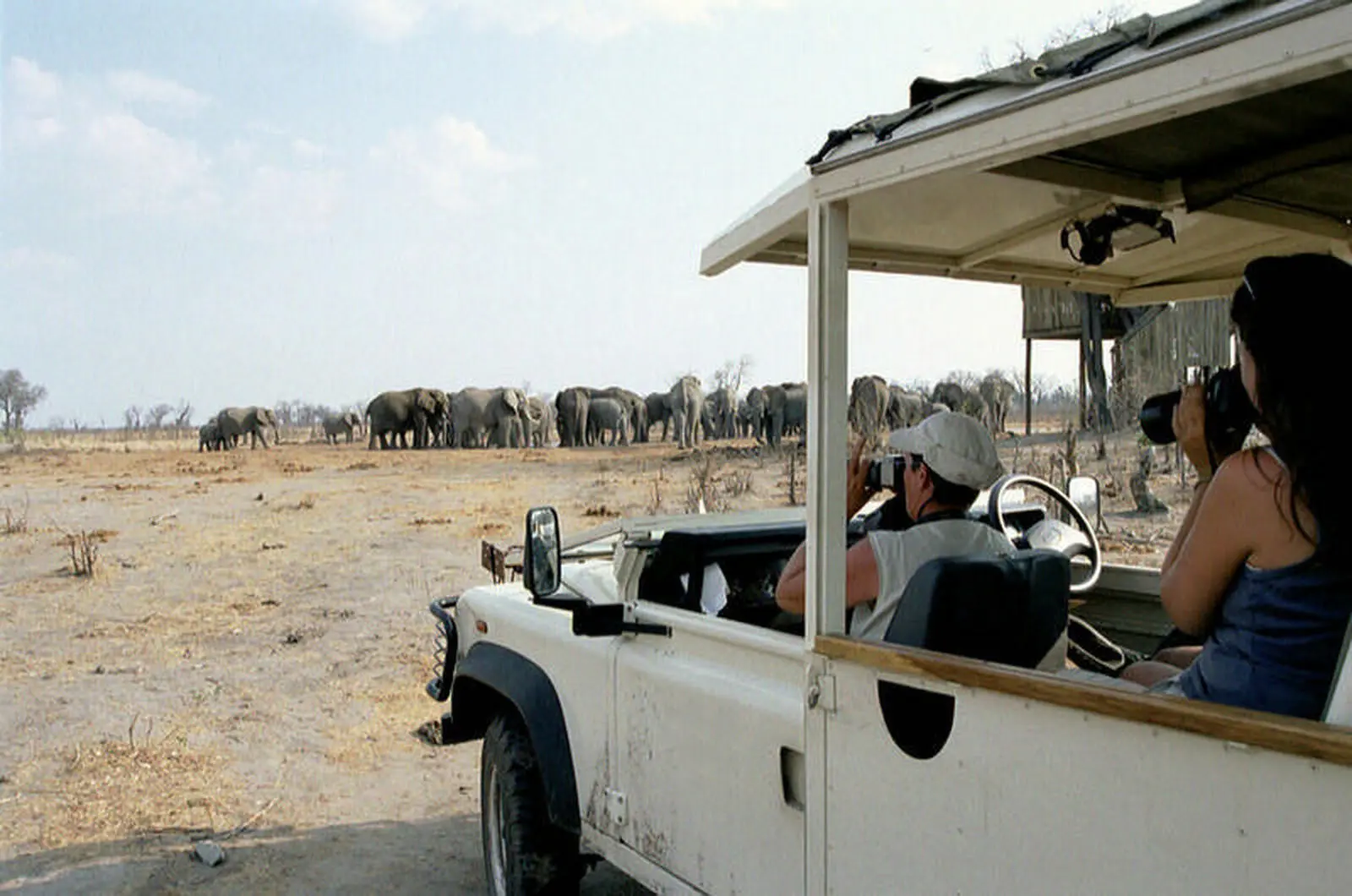 Auf Pirsch im speziell umgebauten Safarifahrzeug mit viel freier Sicht zum Beobachten und Fotografieren