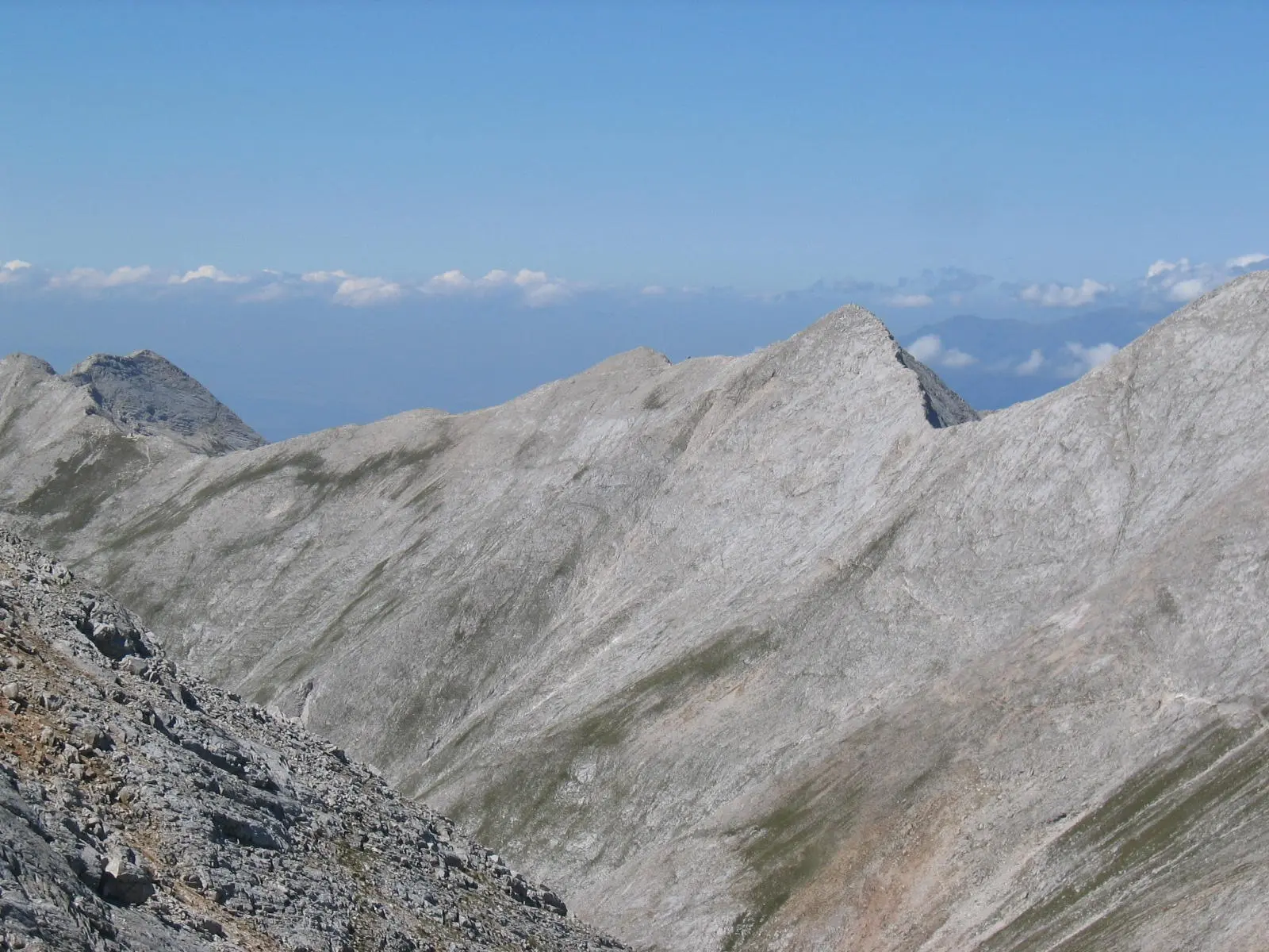Überwältigender Panoramablick vom Gipfel über das Pirin-Gebirge
