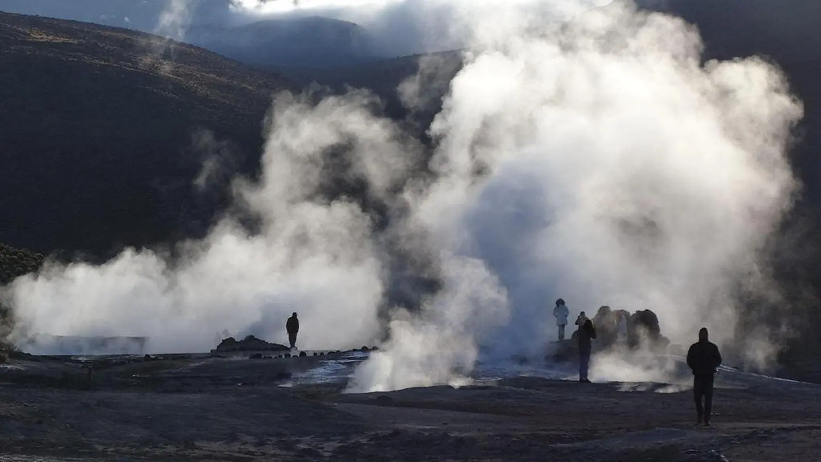 Mit rauchenden Dampfsäulen präsentiert sich das El Tatio Geysirfeld