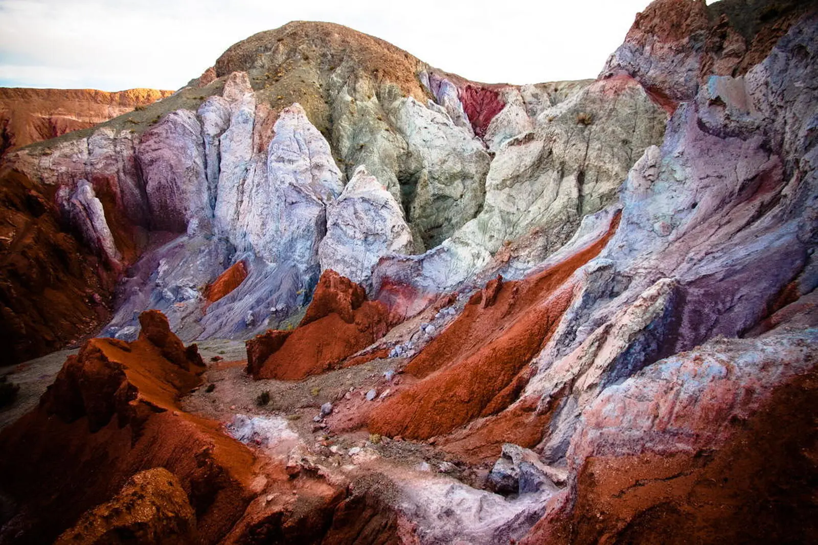 Im Regenbogental sind die Felsen in unterschiedliche Farben getaucht.