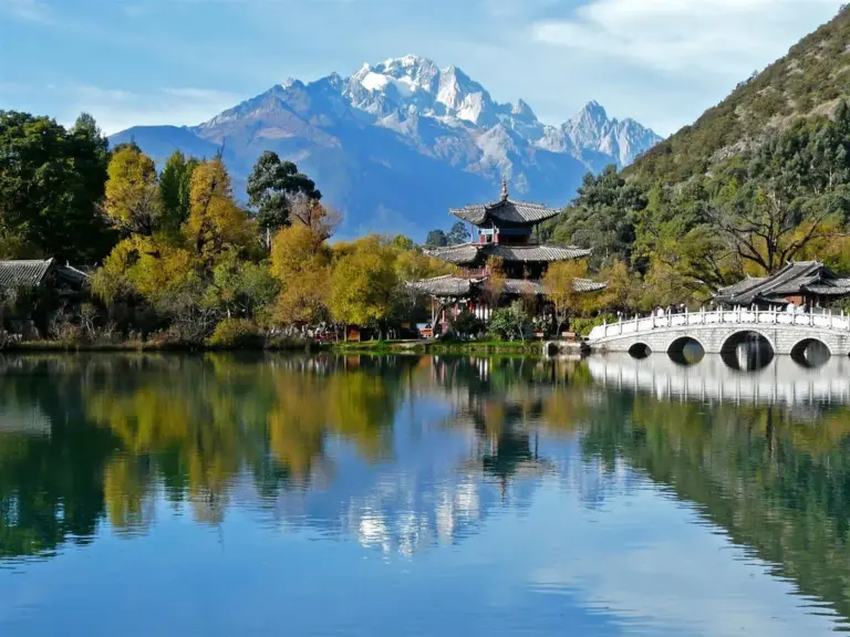 Angenehmer Start auf 2400 m in Yunnan mit Blick zum Jadedrachenschneeberg.