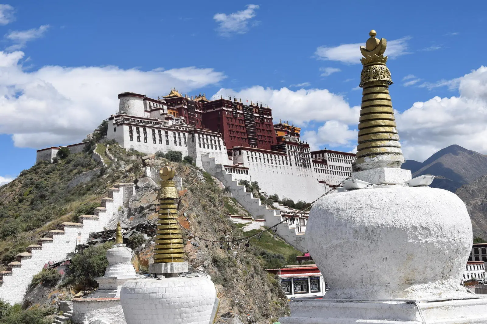 Der Potala Palast thront eindrucksvoll über Lhasa, der Stadt der Götter.
