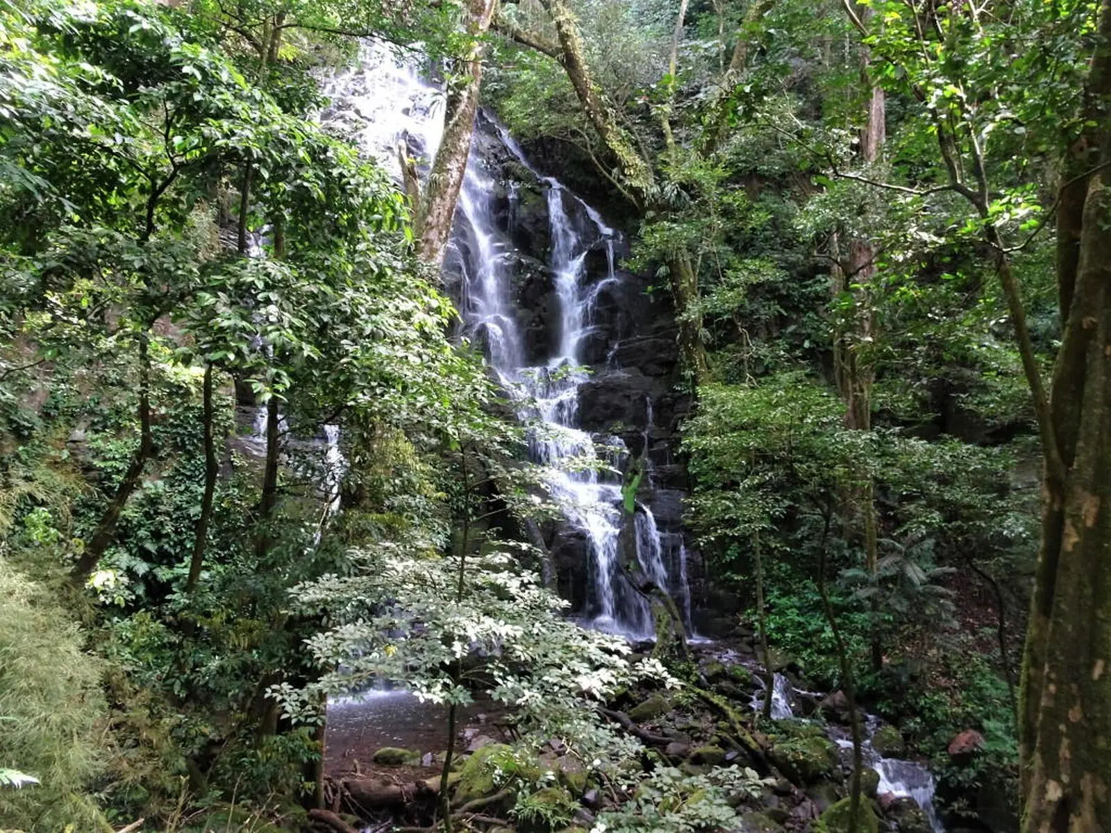 Wasserfälle bieten die Möglichkeit für eine erholsame Erfrischung.