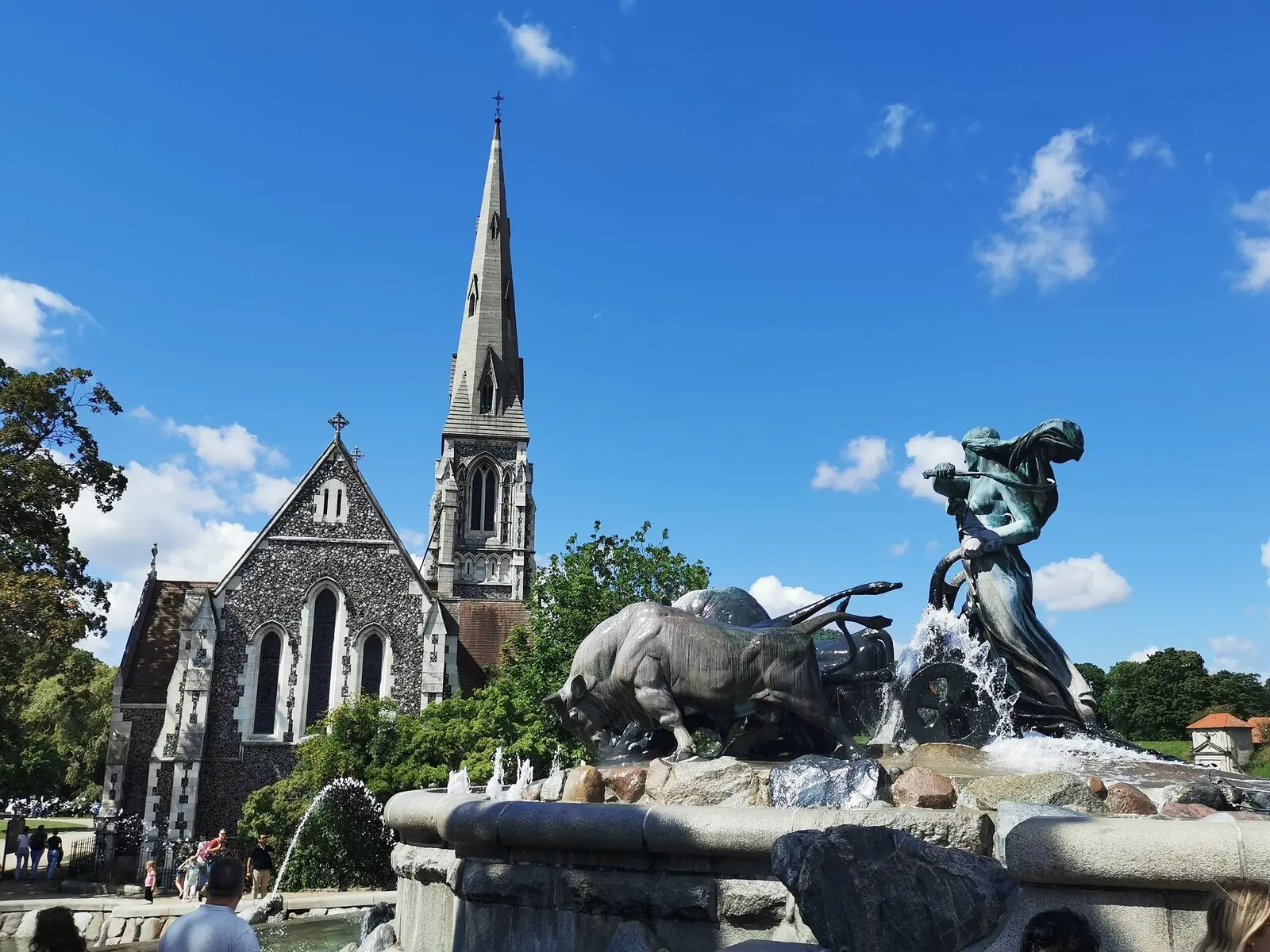 St. Alban Kirche mit Gefionspringbrunnen im Vordergrund
