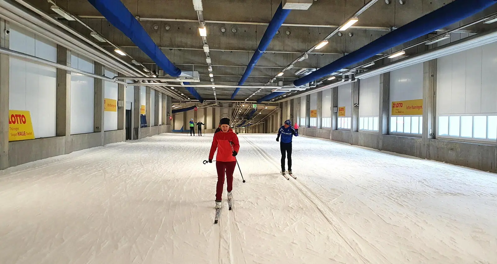 Die Skihalle bietet viel Platz zum Techniktraining...
