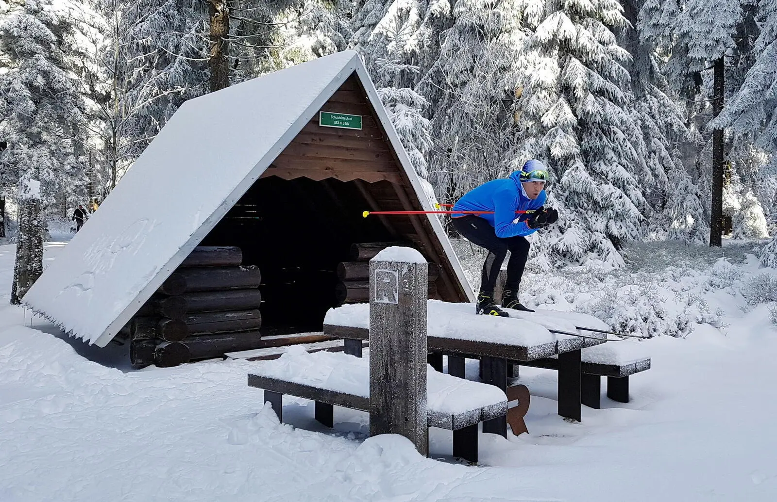 Vor lauter Winterfreude geht es manchmal über Tische und Bänke ;-)