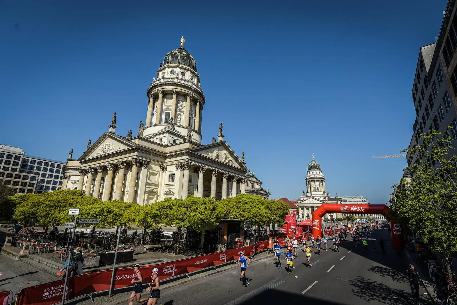Die Strecke führt u.a. am Gendarmenmarkt vorbei | © SCC EVENTS Sportografen