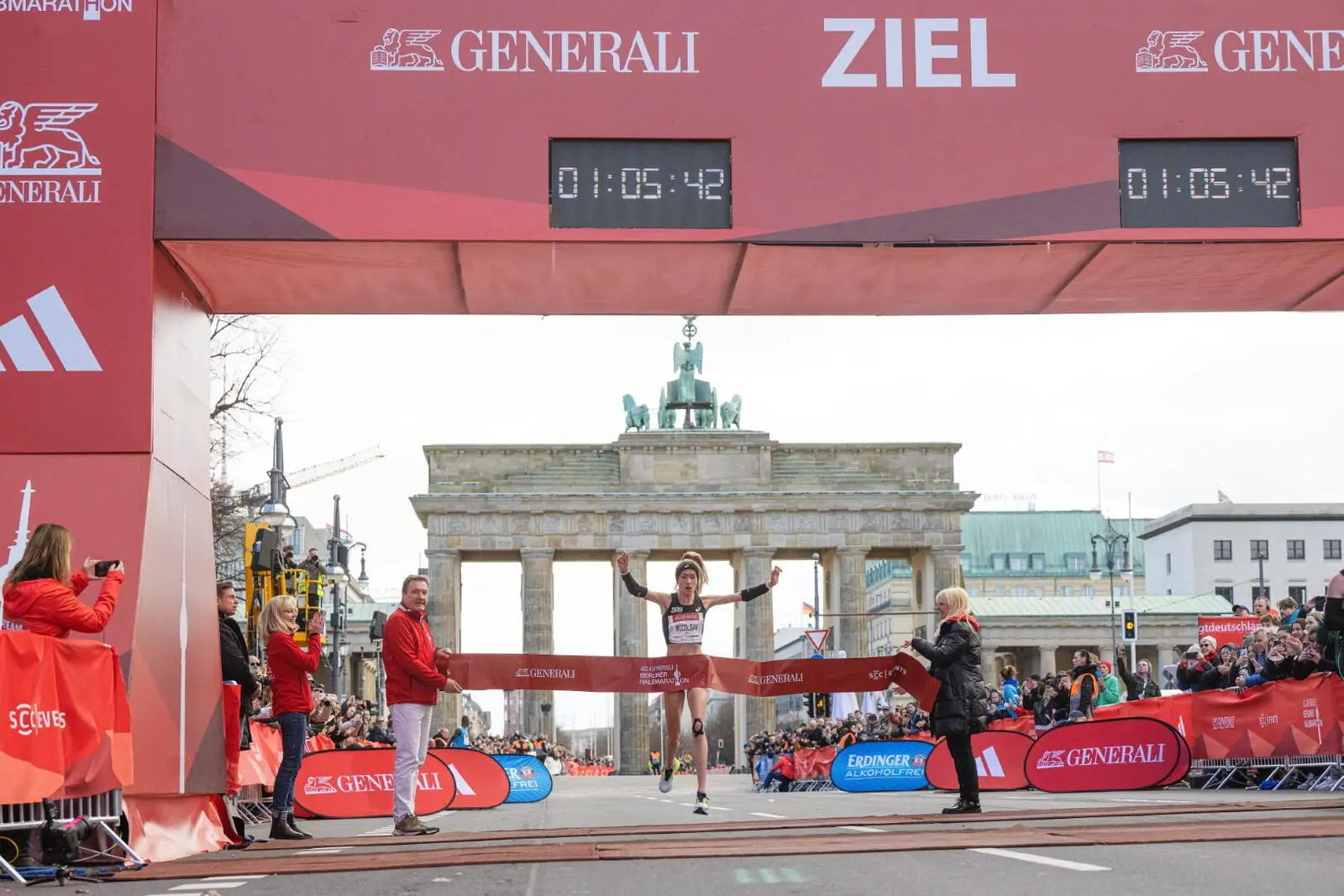 Eilish McColgan (GBR) gewinnt den BERLINER HALBMARATHON 2023 in 65,43 Minuten | © SCC EVENTS