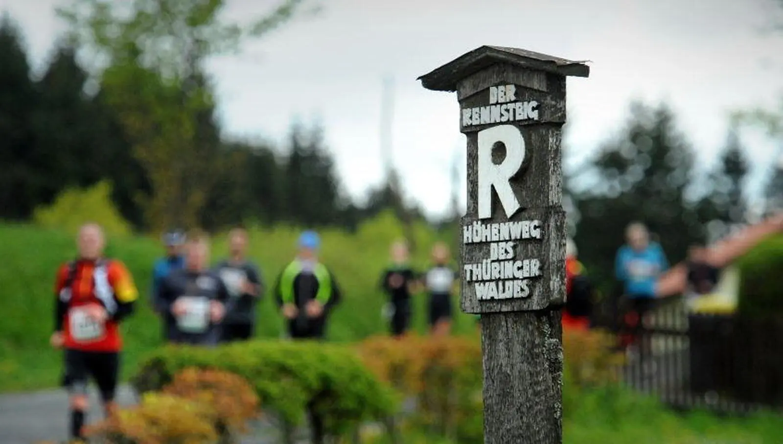 Auf historischem Pfad mit dem "R" für Rennsteig immer unterwegs