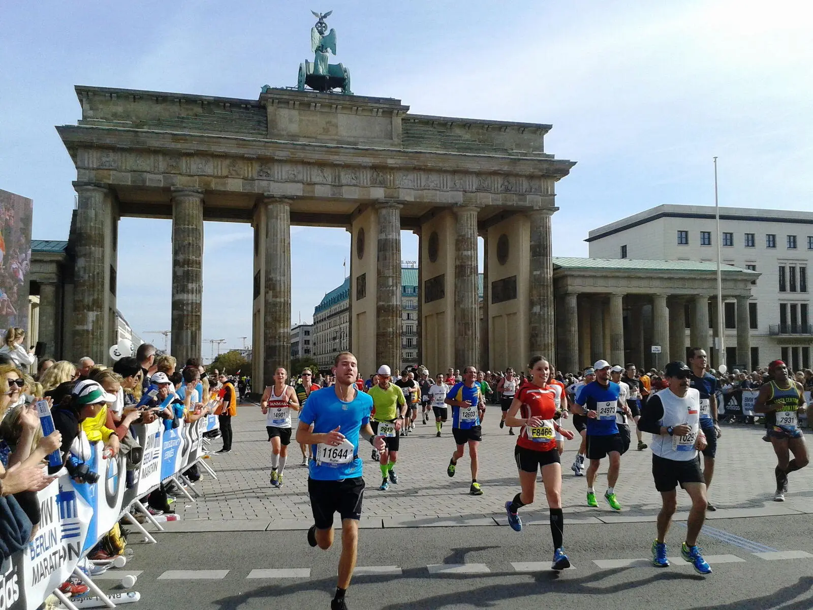 Gänsehautatmosphäre ist beim Zieleinlauf am Brandenburger Tor garantiert. 
