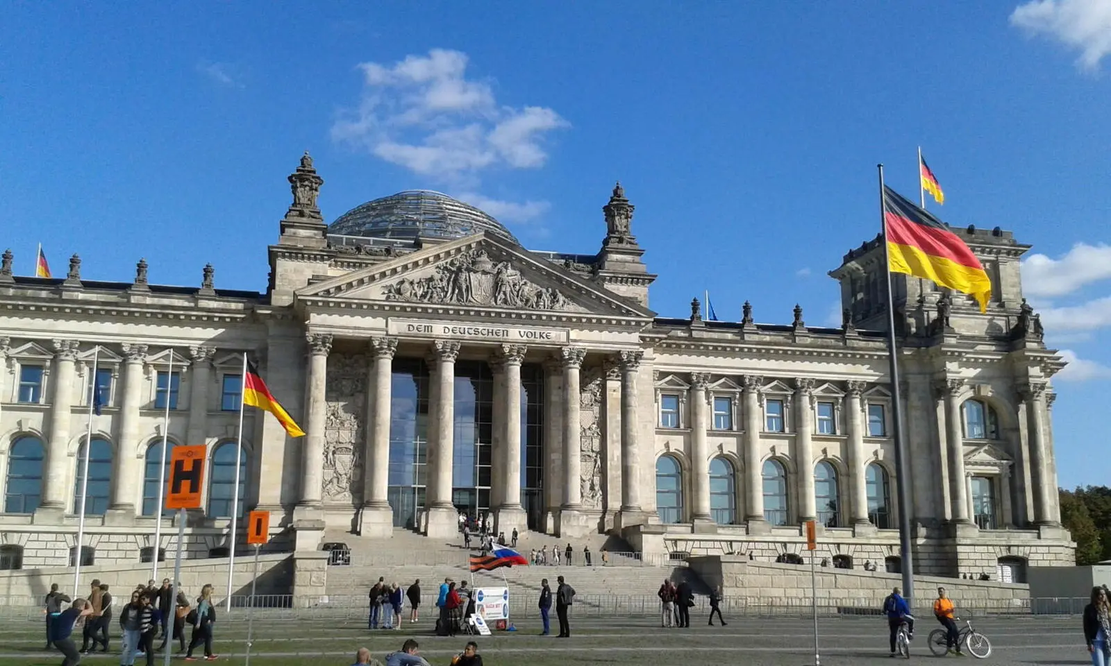Gönnen Sie sich im Vorfeld Stadt und Kultur pur. Einen Besuch immer wert - der Reichstag (Voranmeldung für den Kuppelbesuch sehr empfohlen).