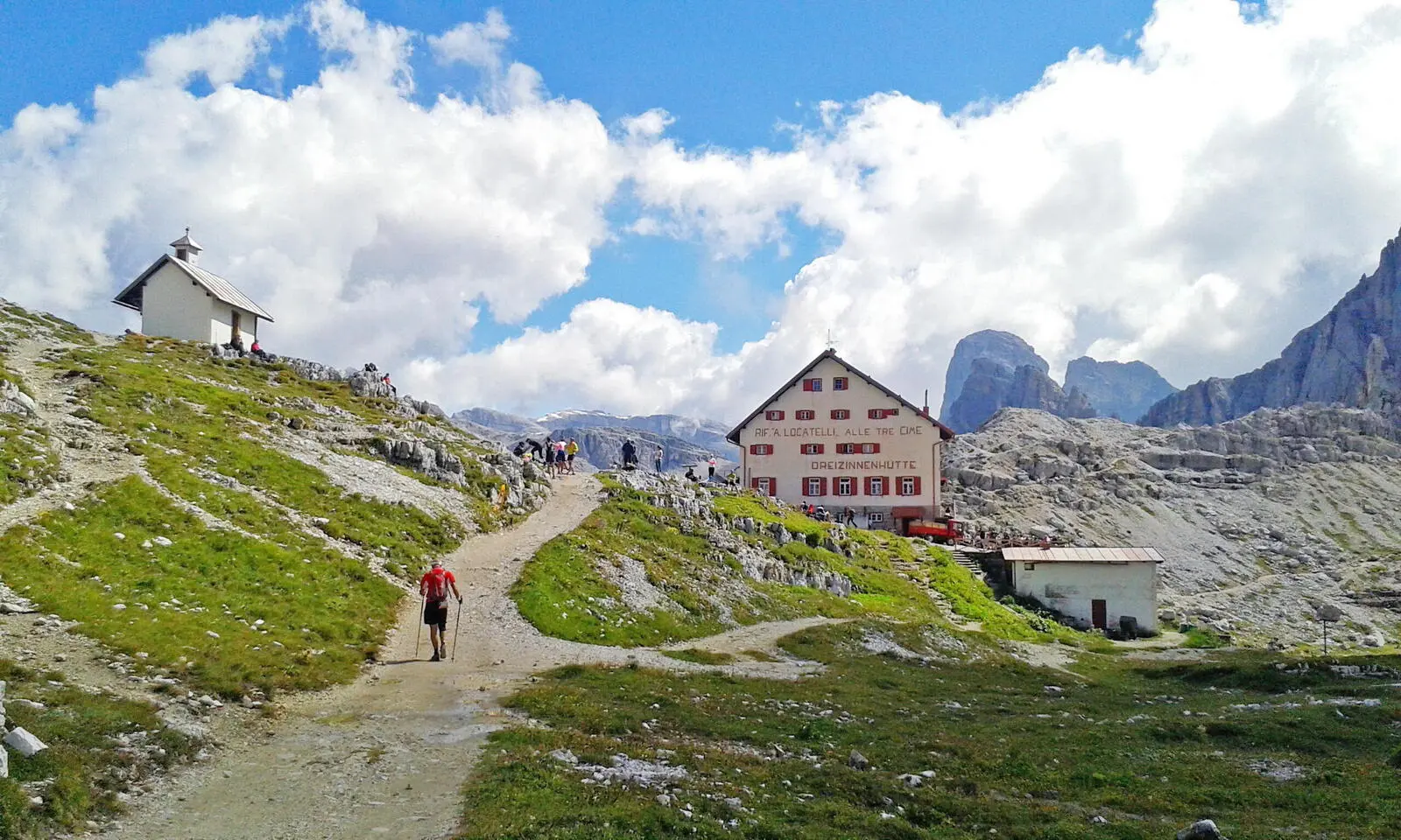 Die Drei-Zinnen-Hütte vor den majestätischen Dolomitengipfeln lädt zu einer Einkehr ein,bevor Sie ins Fischleintal absteigen und die Rückreise zum Königssee antreten