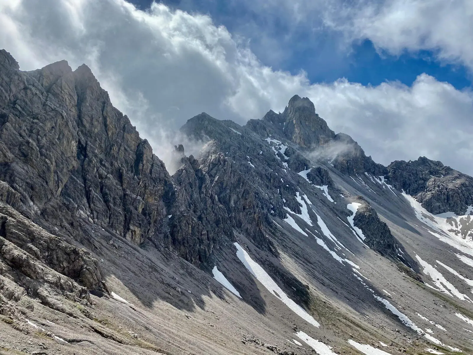 Gelände von schotterig und felsig bis üppigem Grün mit schöner Alpenflora