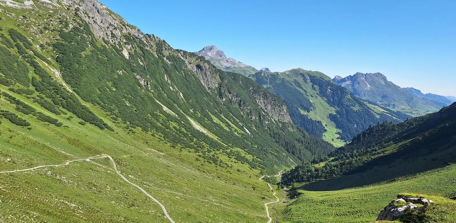 Saftige Wiesen und traumhafte Panoramen verwöhnen Ihre Augen (Foto: A.Zäch)