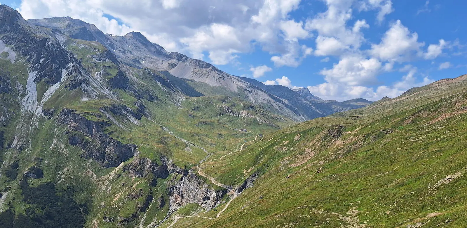 Hin und wieder gehen Sie auch auf  bequemen Wegen (Foto: Andrea Zäch)