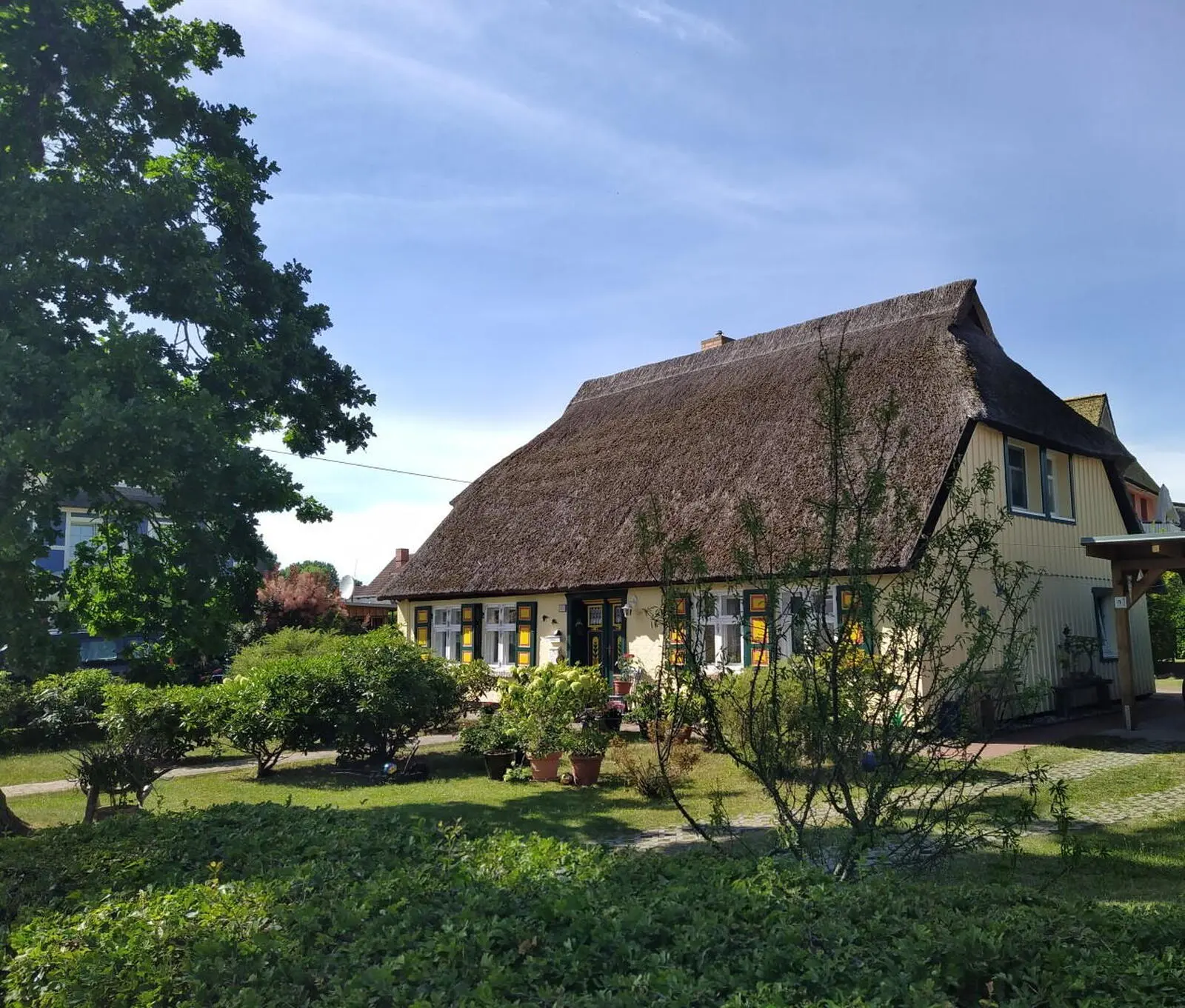 Traditionell strohgedecktes Haus in Wieck am Bodden. Wir kommen vorbei ...