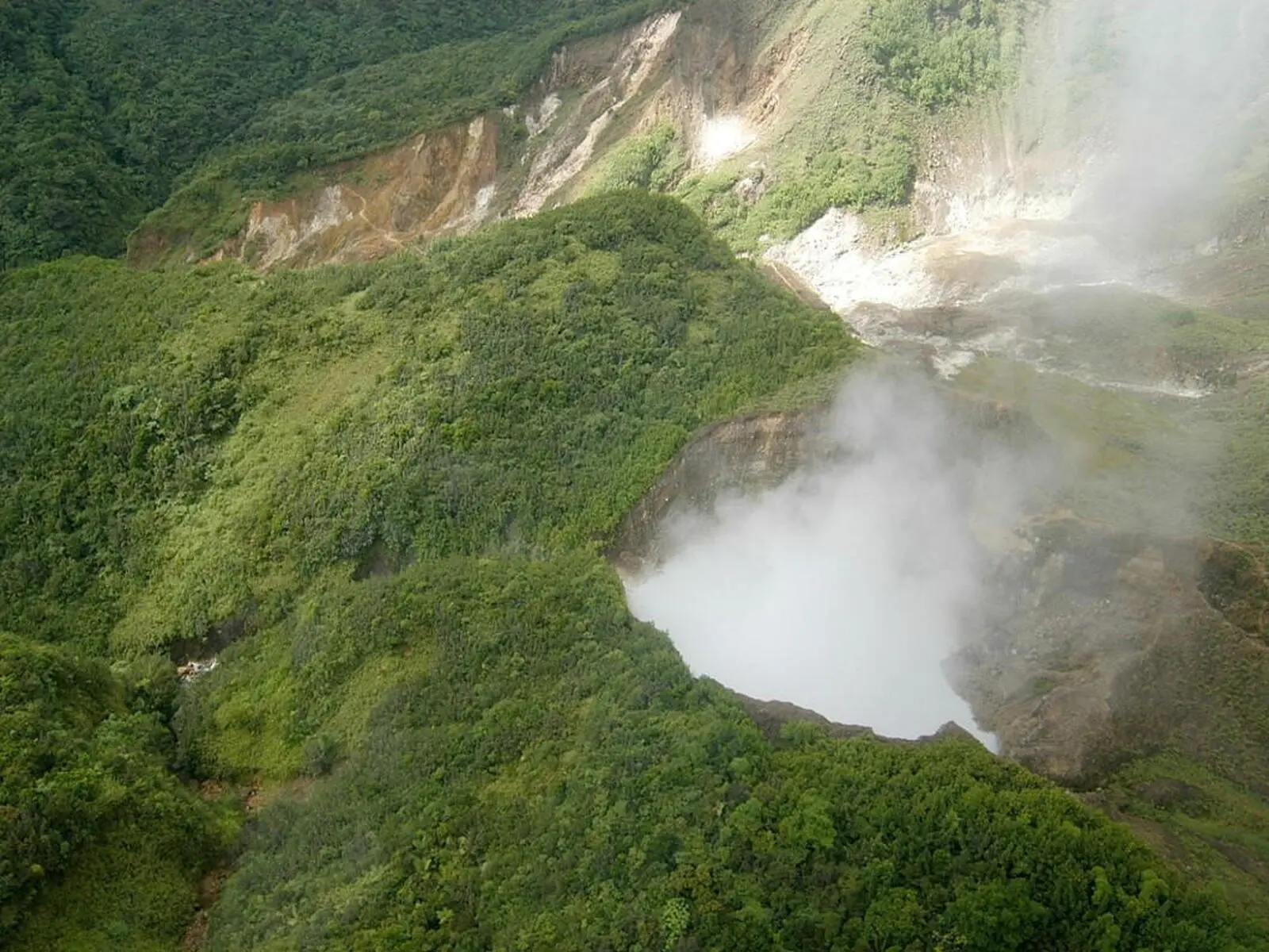 Der Boiling Lake ist der zweitgrößte kochender See der Welt (Foto: DDA)