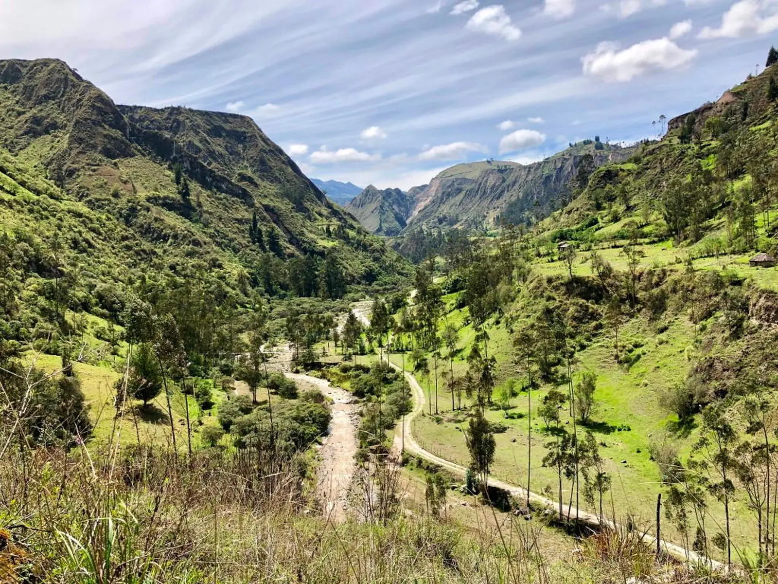 und wandern in landschaftlicher Idylle auf dem Quilotoa-Loop