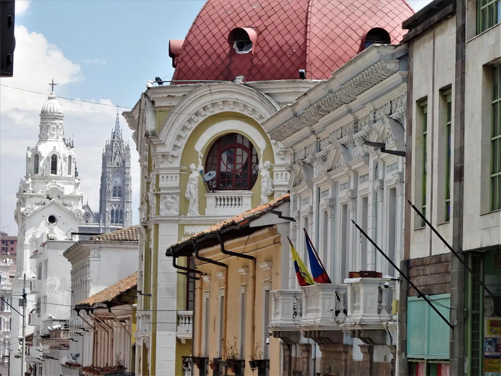 Ihre Reise beginnt in der farbenfrohen Metropole Quito.