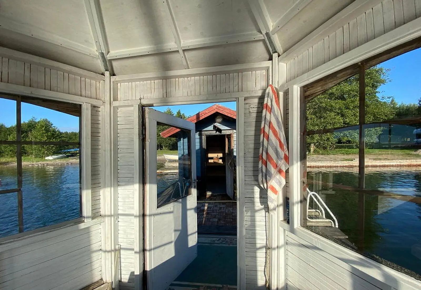 Dort können Sie am Abend die einmalige schwimmende Sauna besuchen.